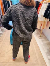 Conjunto de camisa y pantalón con estampado animal print en tonos marrones.