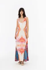 Vestido largo de fibrana con estampado abstracto en tonos coral y azul, con tirantes finos y escote en V.