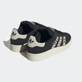 Championes Adidas Campus 00S negros con las tres tiras laterales con estampado de leopardo y detalles en color crema.