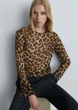 Blusa de poliéster con estampado animal print, corte recto, cuello redondo y mangas largas.
