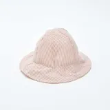 Gorro tipo bucket de tela de algodón color beige con rayas verticales blancas.