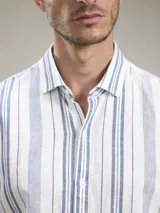 Camisa de manga corta a rayas verticales color lila y blanco, confeccionada en mezcla de lino y algodón.