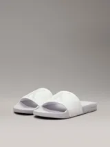 Chancletas blancas Calvin Klein Jeans con logo en relieve en la tira y plantilla texturizada.