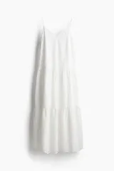 Vestido midi blanco de algodón con broderie, breteles finos dobles que se entrelazan en bucles y se atan en la espalda, escote en V, pinzas en el busto, elástico fino en la espalda, fruncido escalonado para dar volumen y bajo festoneado.