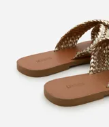 Sandalia plana con puntera cuadrada y tiras cruzadas con efecto trenzado metalizado.