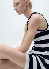 Vestido corto de punto con estampado de rayas horizontales en blanco y azul marino, sin mangas, cuello redondo y corte ajustado.