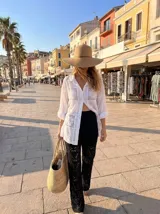 Pantalón negro de crochet con diseño calado, corte recto y cintura elástica.