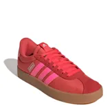 Championes Adidas VL Court 3.0 color rojo con detalles en rosa y suela marrón. Presentan las tres tiras características de la marca en color rosa.