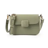 Bandolera verde de símil cuero rígido, con formato rectangular y acceso con solapa. Tiene correa regulable, herrajes dorados, un compartimento y un bolsillo interno abierto. El interior es de tela de algodón y poliéster.