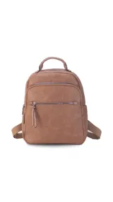 Mochila color caramelo de símil cuero, con dos bolsillos frontales con cierre y bolsillos laterales abiertos. Interior forrado con dos bolsillos con cierre y uno abierto. Tiene asa de mano y correas regulables.