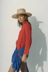 Camisa color rojo de manga larga con cuello clásico y cierre frontal con botones.