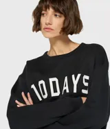 Suéter oversize negro con parche de fieltro con el logo de béisbol de 10DAYS en el pecho, cuello redondo de punto acanalado y puños y dobladillo de punto acanalado.