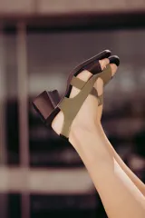 Sandalias de cuero color marrón con tiras cruzadas y taco bloque negro.