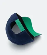 Gorra azul marino de algodón con visera curva y cierre snapback. Presenta un parche bordado con el personaje Zé Carioca.