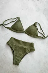 Conjunto de bikini azul con estampado difuminado. Incluye corpiño de triángulo fijo con breteles regulables y almohadillas desmontables, y bombacha vedetina de tiro alto.