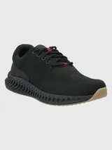 Zapatillas deportivas negras de tejido de punto, con cordones negros con detalles en rojo.
