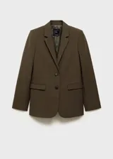 Blazer marrón oscuro de corte recto, con solapas de muesca, cierre frontal con botones, mangas largas con puños abotonados y dos bolsillos con solapa en la parte delantera.
