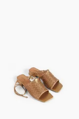 Sandalia metalizada color cobre, con capellada tejida y tiras finas.
