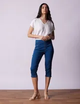Jegging capri de algodón color azul denim, marca Erika. Tiene pretina elastizada, bolsillos delanteros simulados y bolsillos traseros aplicados.