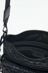 Cartera bandolera azul con diseño matelassé, cadena metálica decorativa y dos correas desmontables. Cuenta con cierre superior y múltiples bolsillos internos.