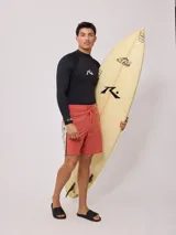 Remera de surf Rusty de manga larga, color negro con logo blanco en el pecho.