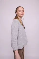 Buzo negro de alpaca y nylon, con cuello redondo y mangas largas. Silueta ligeramente oversize.