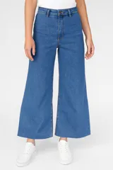 Pantalón de jean azul de corte ancho y tiro alto.