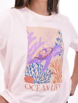 Remera negra de algodón con cuello redondo y mangas cortas. Estampado frontal con la frase "World Tour Vacation State of Mind" en letras de colores y un pequeño dibujo de una palmera.