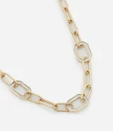 Collar corto dorado con eslabones finos intercalados con eslabones octogonales con revestimiento brillante.