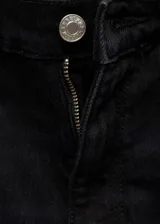 Pantalón de jean negro de corte recto, tiro alto y largo al tobillo.