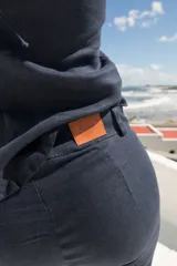 Pantalón de lino azul marino, de tiro medio y corte semi-oxford con tajos en el ruedo.