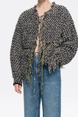 Cárdigan largo de algodón con cuello en pico, manga larga recta y detalles fruncidos en los bolsillos y el escote.