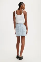 Falda corta de denim color celeste claro, con cierre frontal de botones y talle medio. Presenta un diseño asimétrico con un corte en el ruedo lateral.