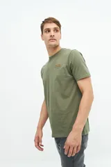 Remera verde militar de manga corta con cuello redondo, corte regular y estampado con texto bordado en relieve en el pecho.