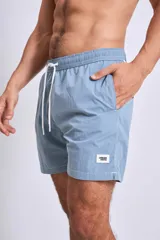 Short de baño celeste con cintura elástica y cordón ajustable.