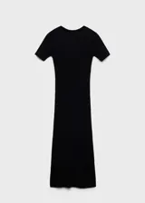 Vestido midi negro de punto con cuello redondo y mangas cortas. Diseño entallado con abertura delantera y reversible.