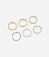 Set de seis anillos dorados y plateados con diferentes texturas.