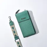 Porta celular de simil cuero color verde petróleo, con diseño texturizado y correa incluida.