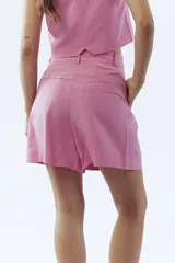Short de vestir rosado con pinzas y bolsillos laterales.