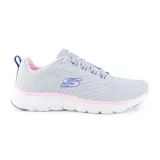 Championes deportivos Skechers Flex Appeal 5.0 para mujer, color gris claro con detalles en rosa y azul. Capellada de malla técnica, cordones, plantilla Skechers Air-Cooled Memory Foam y media suela Flex Lite.