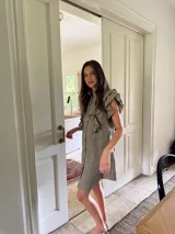 Vestido corto rojo de lino con cuello mao fruncido, volados en los hombros, caída recta y botones al frente.