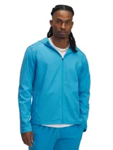 Campera deportiva Under Armour Launch Hooded Jacket color celeste, con cierre frontal, capucha y bolsillos laterales.