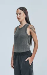 Musculosa gris de morley con corte ajustado.