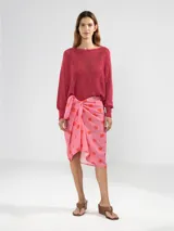 Pareo de playa de seda color rosa con estampado de rayas verticales y flores.