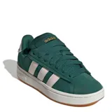 Championes Adidas Grand Court Alpha, color verde con detalles en blanco y suela color caramelo. Confeccionados en cuero sintético con las tres tiras características de la marca en los laterales.