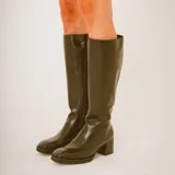 Botas altas negras con textura símil cocodrilo, de cuero, con punta cuadrada y taco cuadrado bajo.