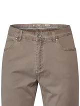Pantalón de gabardina color verde oliva, de corte recto y tiro medio.