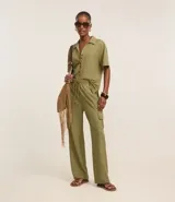 Pantalón largo color verde oliva, de malla orly, modelo pijama, con cintura elástica, lazo en la cintura y bolsillos cargo en los laterales.