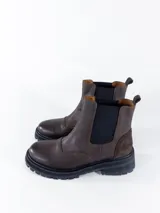 Bota de cuero color chocolate con elásticos laterales, ideal para fácil acceso y comodidad.