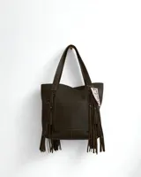 Bolso tote de cuero verde oliva con flecos decorativos en los laterales y bolsillo frontal.
